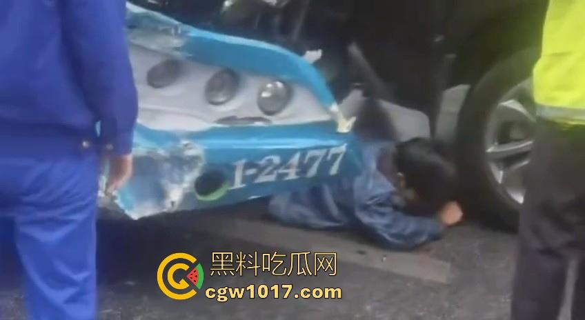 广西柳州市红光大桥发生一起公交车失控事故，多辆车被撞后车体受损，两轮电车驾驶员轻微受伤。-7