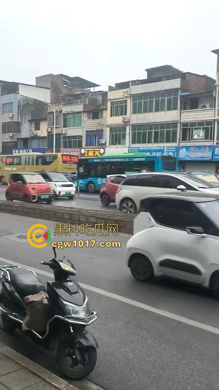 广西柳州市红光大桥发生一起公交车失控事故，多辆车被撞后车体受损，两轮电车驾驶员轻微受伤。-9