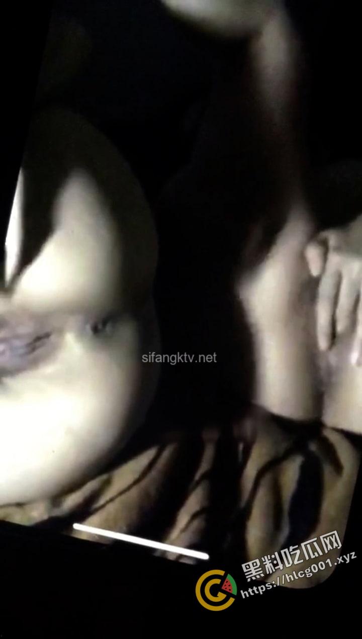 抖音粉丝超四十万的极品DJ【双胞胎B2B 】高颜值身材火辣，早期未整容未爆改发给榜一大哥的专属福利。 两个骚逼床上揉逼那一刻，我射了！-11