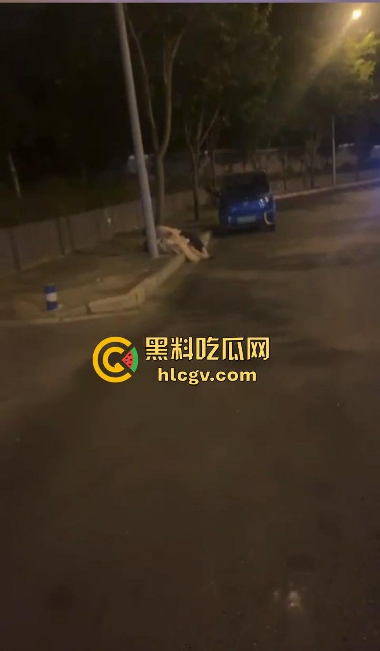 柳州醉酒女子街头遭当众侵犯！人来人往却无人制止，路人冷漠围观拍下全过程！深夜街头直播令人发指！-16