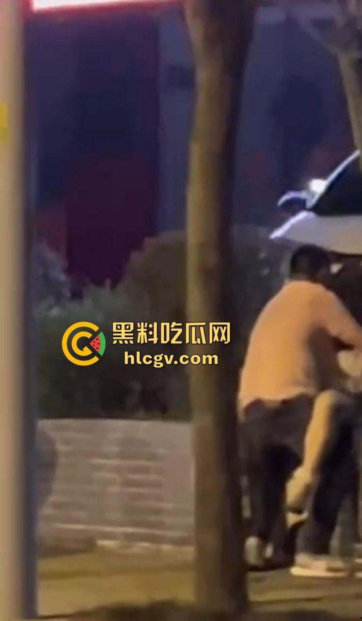 柳州醉酒女子街头遭当众侵犯！人来人往却无人制止，路人冷漠围观拍下全过程！深夜街头直播令人发指！-17