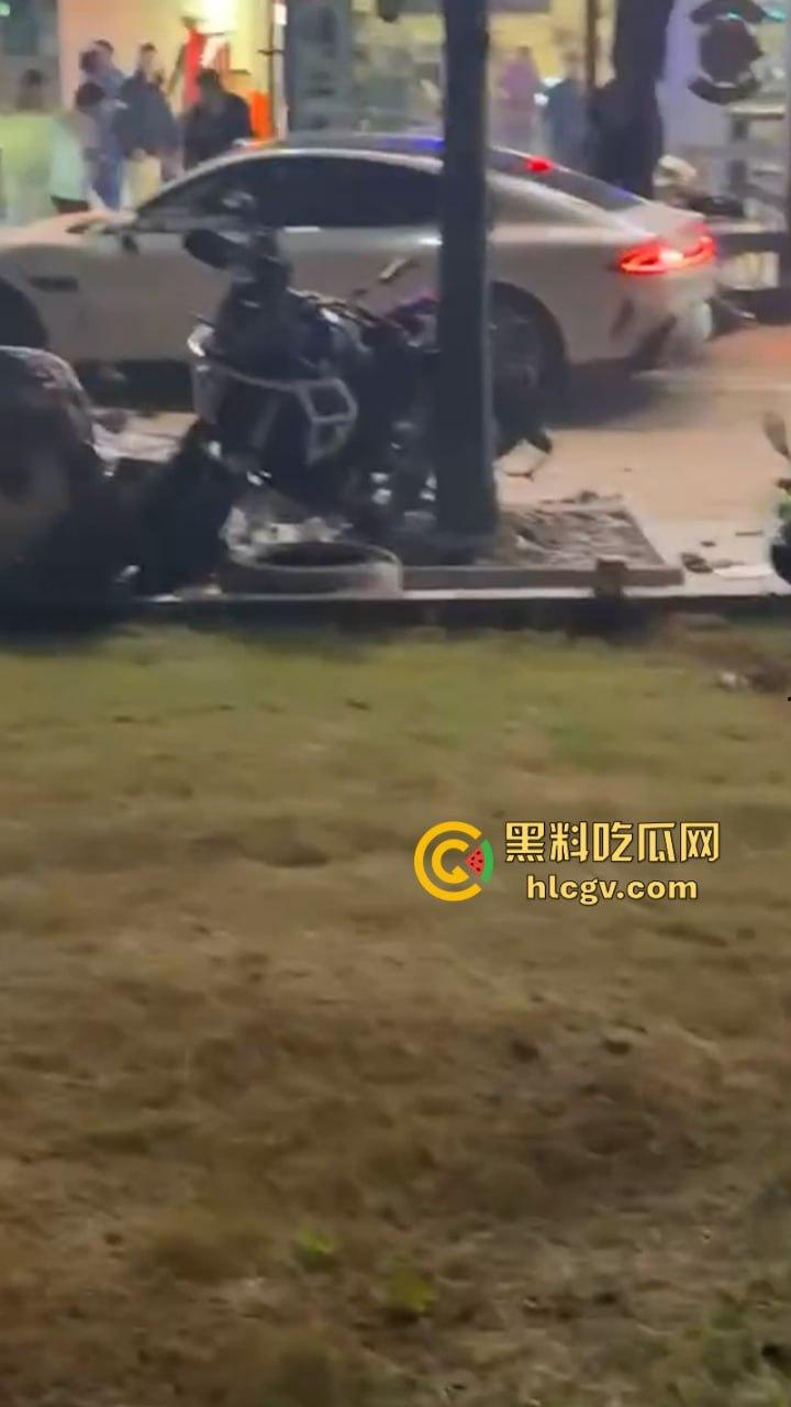 南通小伙喜提新车小米SU7约人飙车被群嘲 情绪失控冲撞机车 还砍死一个路人-15