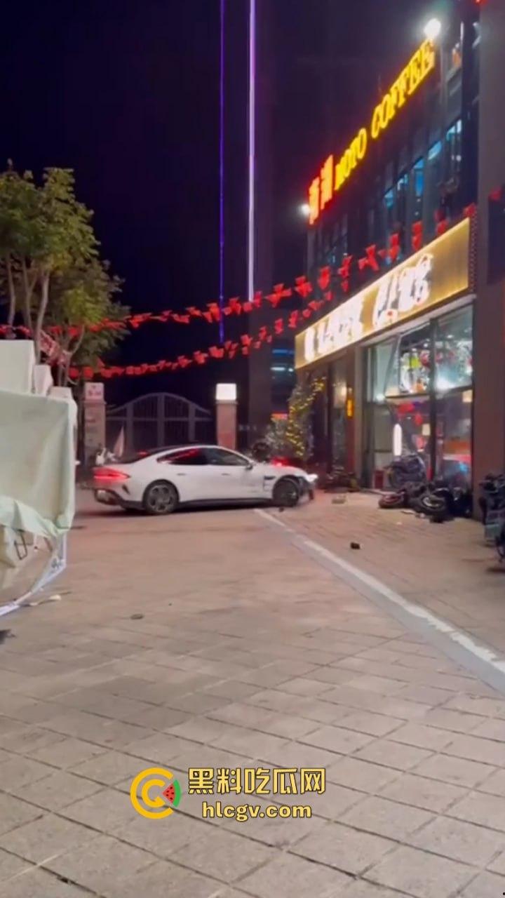 南通小伙喜提新车小米SU7约人飙车被群嘲 情绪失控冲撞机车 还砍死一个路人-19