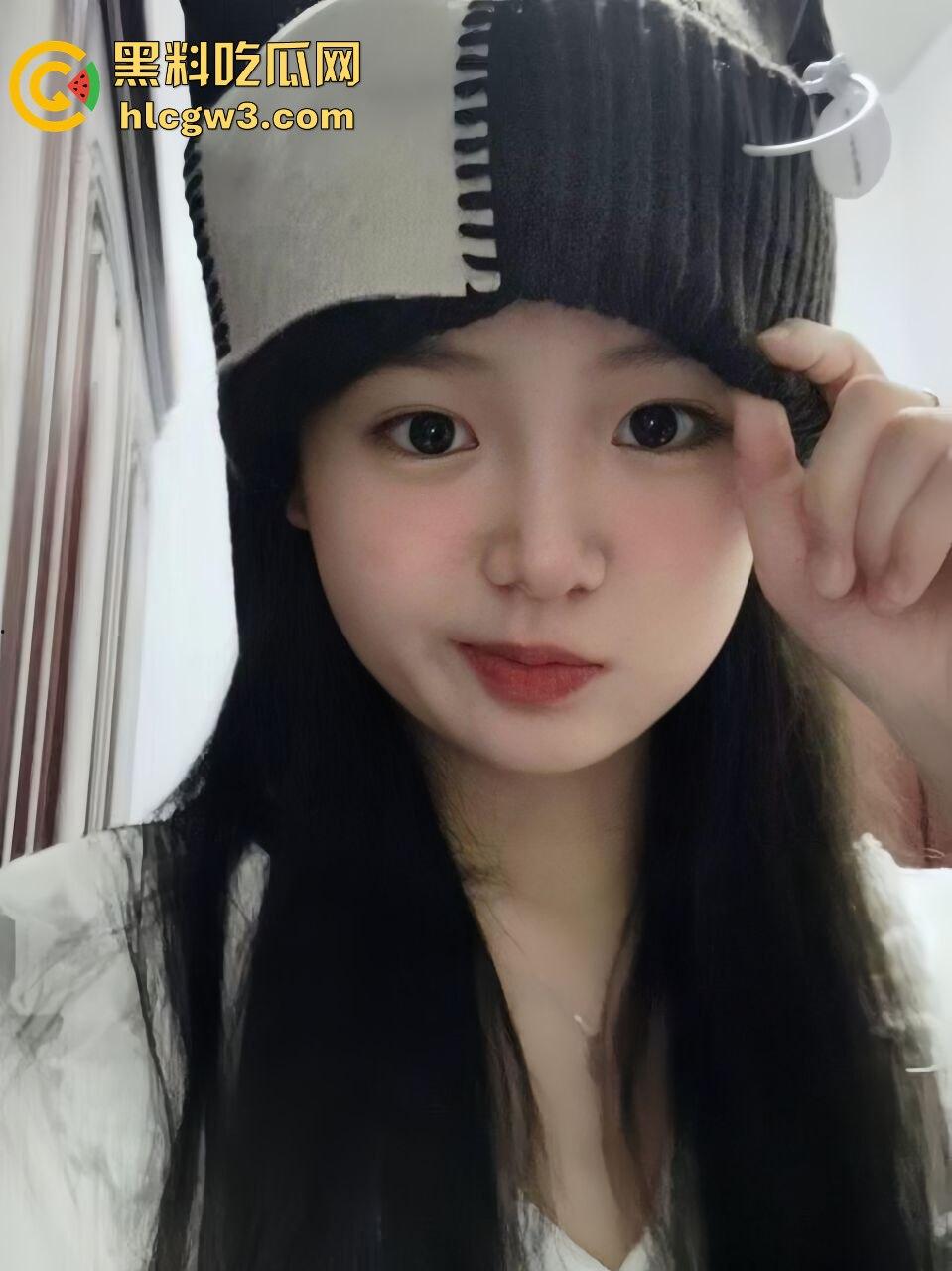 河南新乡师范学校『李梦瑶』极品身材美少女被渣男拍成母狗，啪啪视频流出，骚味隔屏炸裂！-1