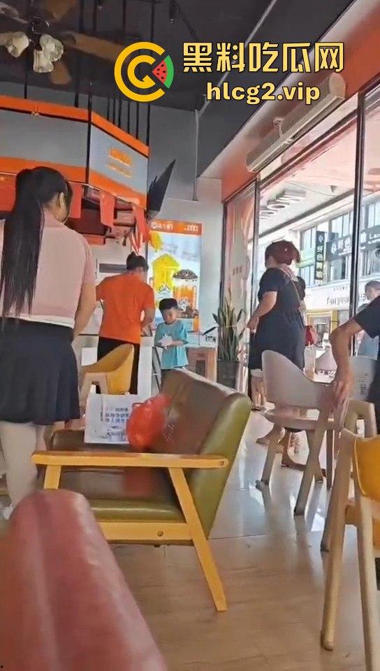南宁熊孩子玩奶茶封口机被夹断四根手指！家长慌了才后悔疏忽奶茶店一片惊叫！-2