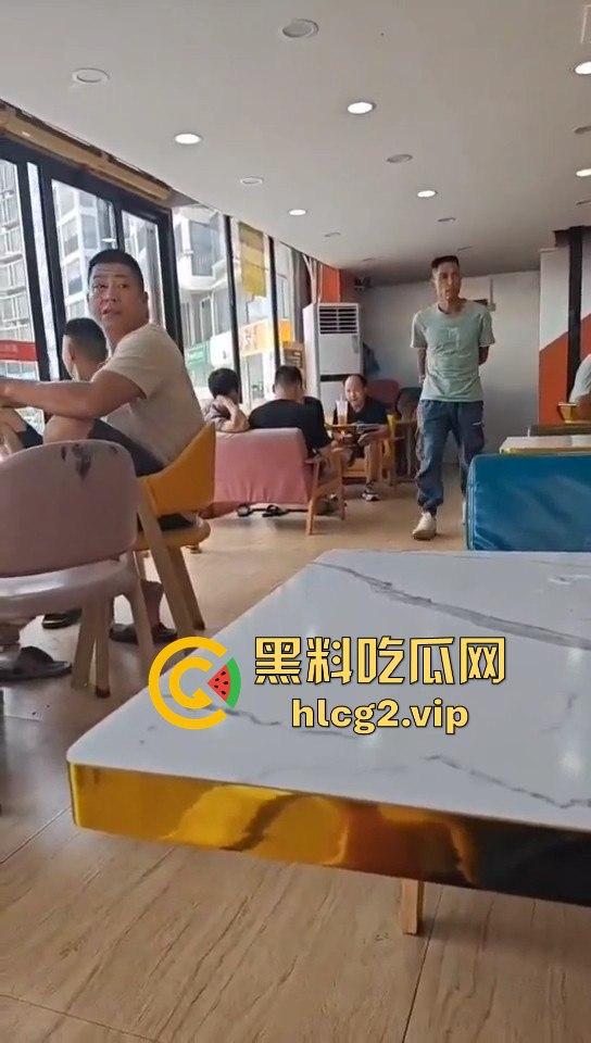 南宁熊孩子玩奶茶封口机被夹断四根手指！家长慌了才后悔疏忽奶茶店一片惊叫！-4