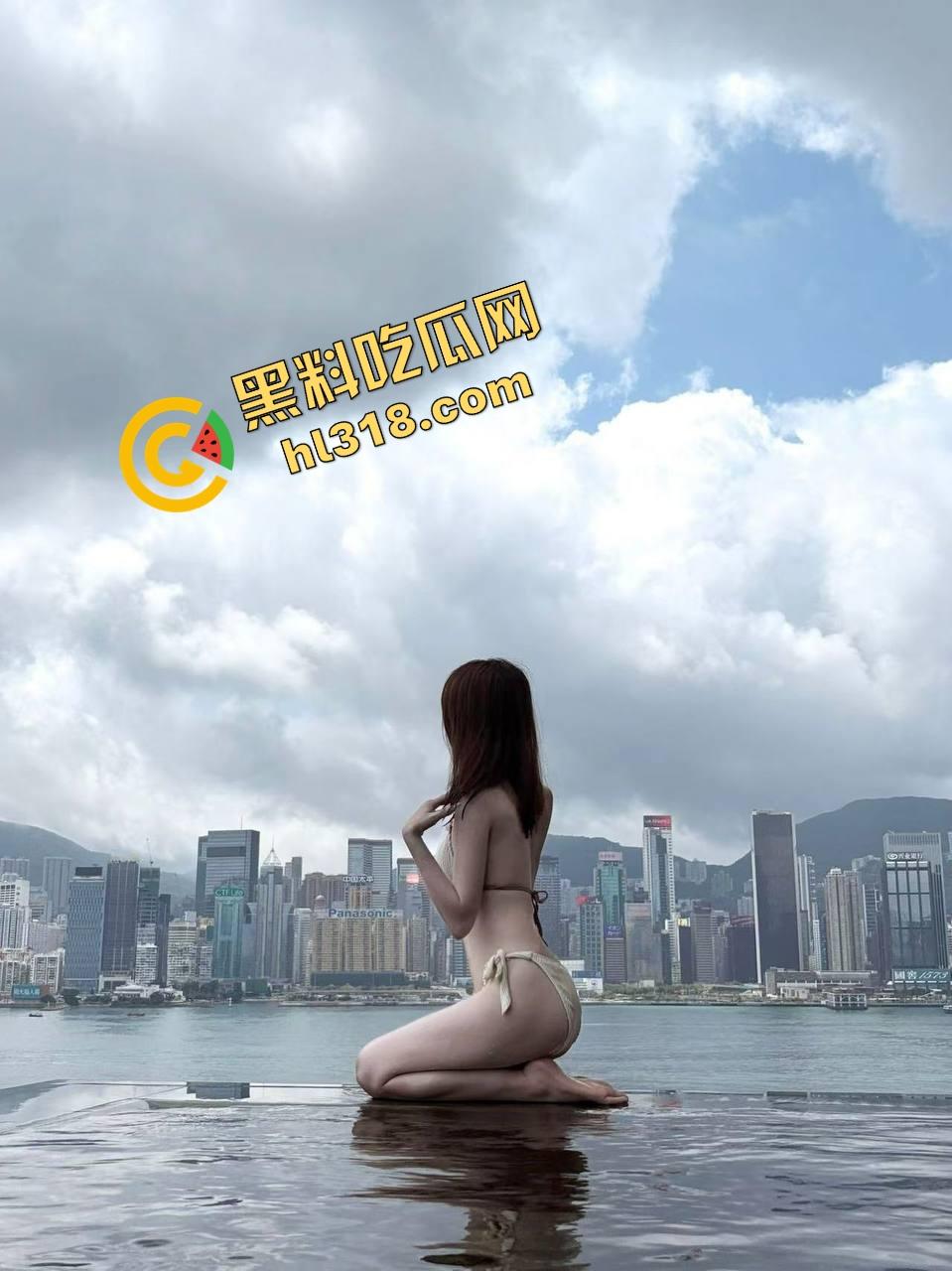 和嫂子卧室疯玩解锁新姿势，对着窗户啪啪、故意让路人偷窥，边吃鸡巴边挨打大屁股，越玩越变态！-6