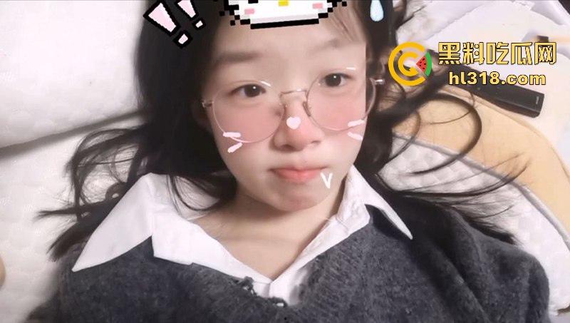 广西职业学院眼镜妹【江洁怡】自慰视频曝光，清纯嫩妹化身反差小骚逼，摸奶露穴淫荡诱惑，嫩出水了！-5