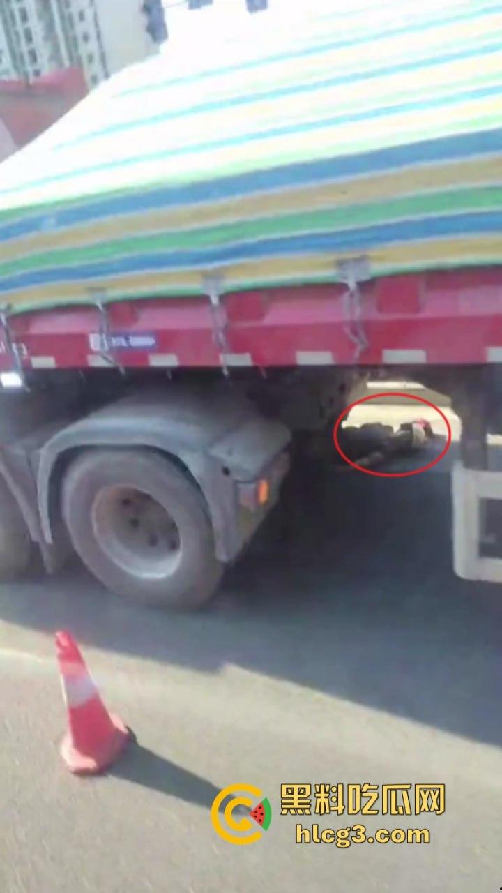 震惊！张家界一女子被大车卷进车底 头颅瞬间被轧爆压成肉饼！-6