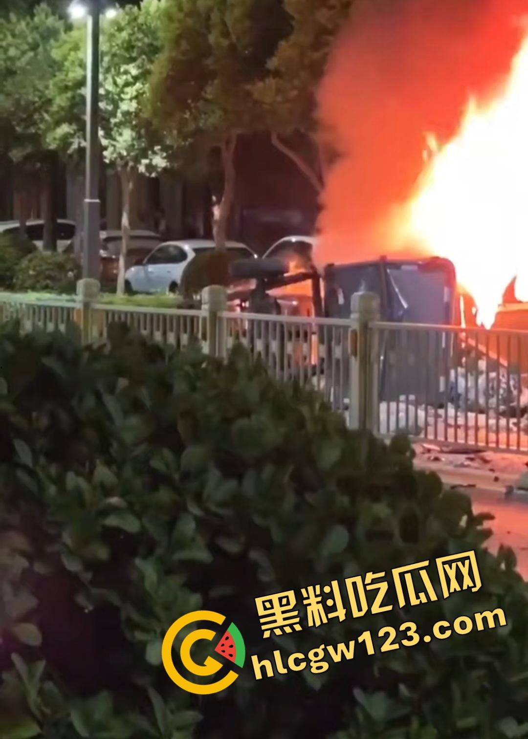 山西运城大哥刚嫖完娼就车祸？大哥刚灌完洗浴妹子出门，立马醉驾奥迪A6猛撞垃圾车！-6