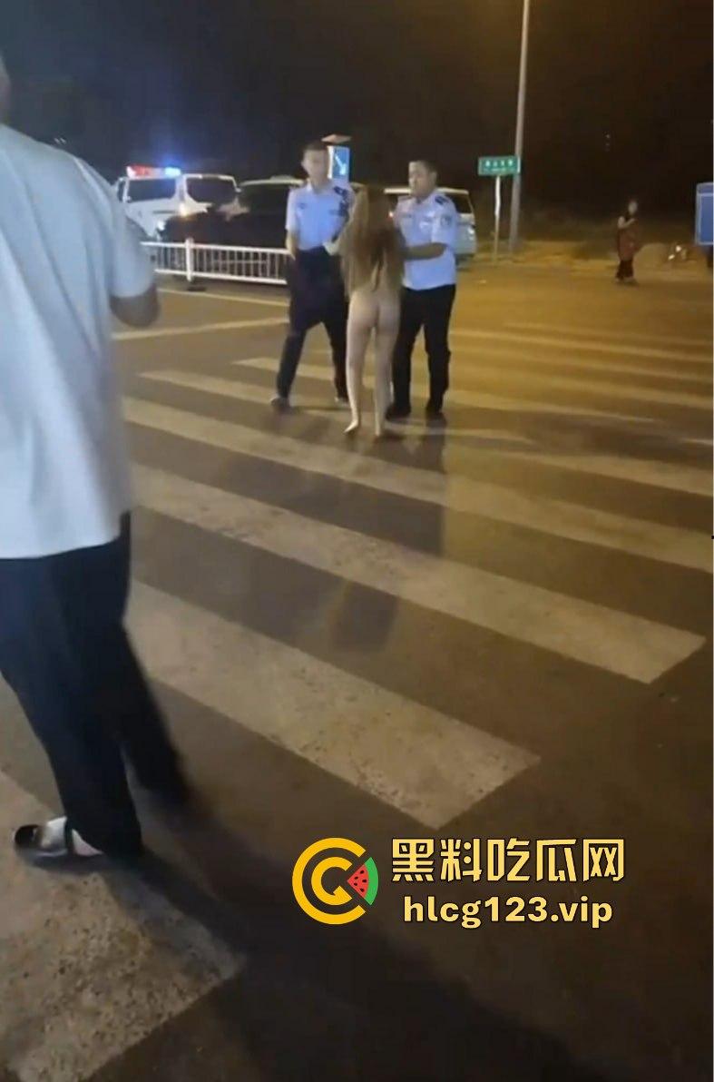 河北邢台快手网红吴媛媛吸毒后大街裸奔！性感长腿翘臀，精神小妹彻底玩嗨学狗爬行！-4