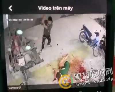 越南第一狠人！前男友怒砍现任狗男女 人狠刀快  血直接喷的满地都是  现场血腥画面曝光-2