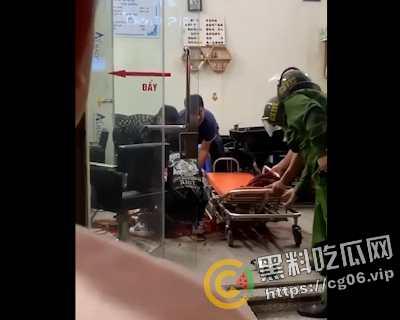 越南第一狠人！前男友怒砍现任狗男女 人狠刀快  血直接喷的满地都是  现场血腥画面曝光-6