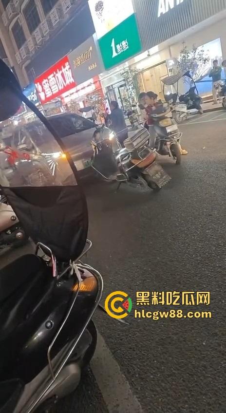 汕头老登骑电动车逆行还理直气壮？不给让行直接上去砸车，爷的社会规则就是这么横！-3