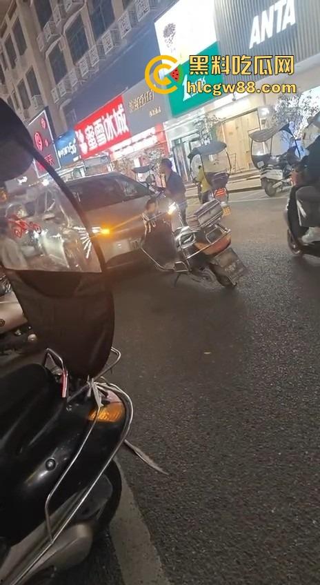 汕头老登骑电动车逆行还理直气壮？不给让行直接上去砸车，爷的社会规则就是这么横！-4