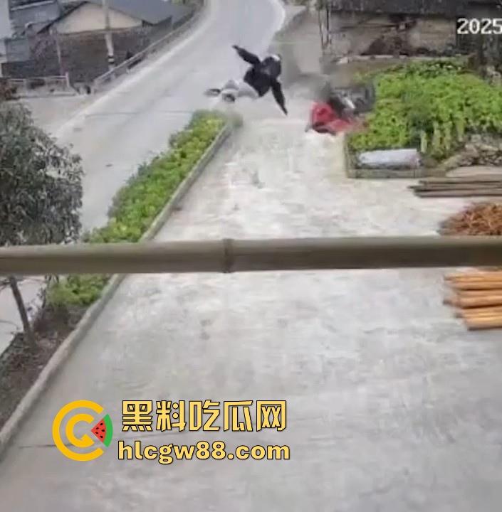 没煮你饭啊！你怎么就怎么就这么自来熟呀？飞车党直飞大爷家 坐等开饭 只见其车不见其人。-3