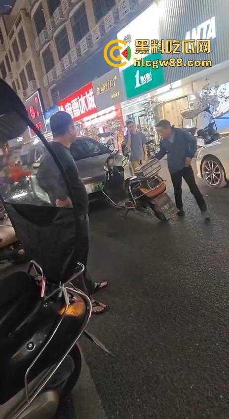 汕头老登骑电动车逆行还理直气壮？不给让行直接上去砸车，爷的社会规则就是这么横！-5