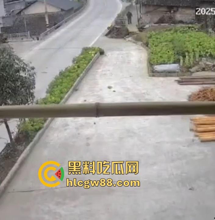 没煮你饭啊！你怎么就怎么就这么自来熟呀？飞车党直飞大爷家 坐等开饭 只见其车不见其人。-5