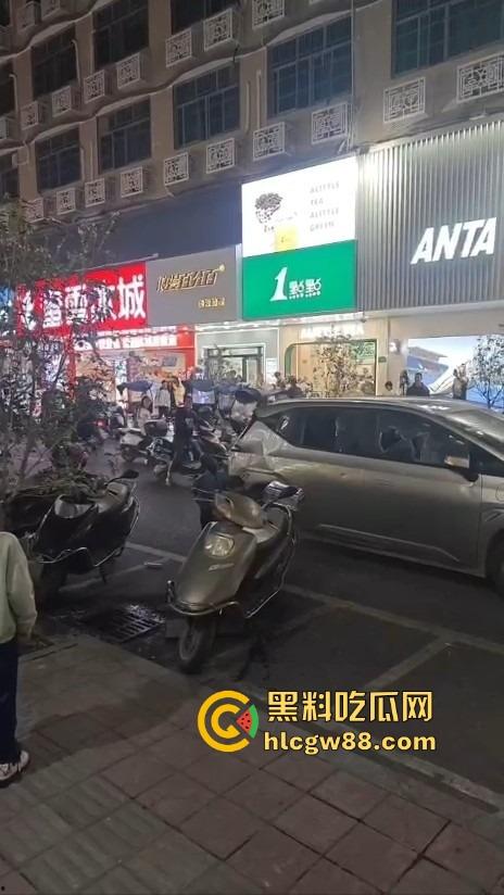 汕头老登骑电动车逆行还理直气壮？不给让行直接上去砸车，爷的社会规则就是这么横！-10