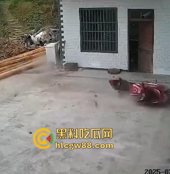 没煮你饭啊！你怎么就怎么就这么自来熟呀？飞车党直飞大爷家 坐等开饭 只见其车不见其人。-9