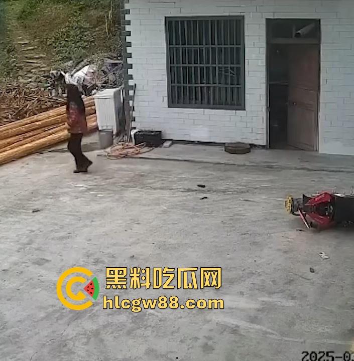 没煮你饭啊！你怎么就怎么就这么自来熟呀？飞车党直飞大爷家 坐等开饭 只见其车不见其人。-11