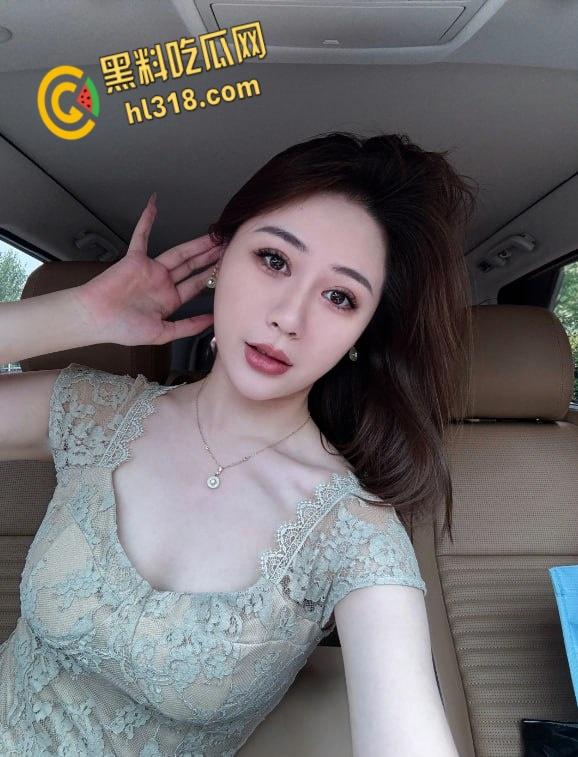 曾经网吧公厕女王【小性感】 强势回归，公厕狼牙四指插穴，爽到忍不住娇喘，喷溅淫汁浑身抽搐！-2