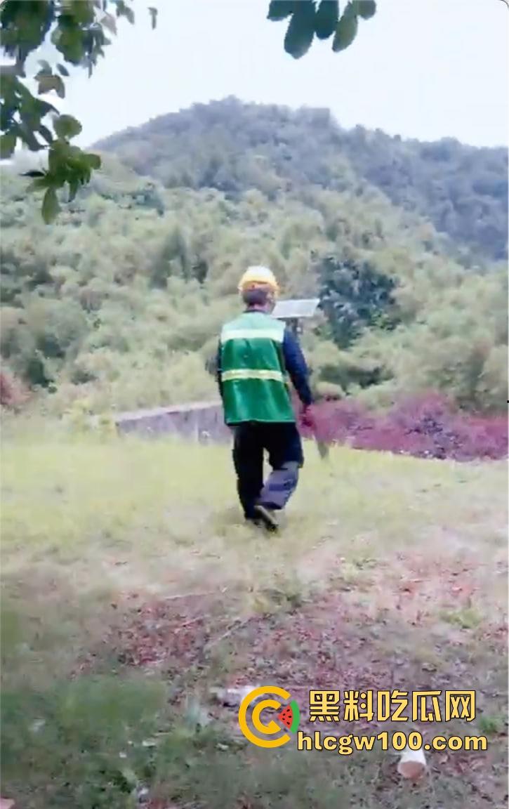 户外三通吞精女王『苏妲己』公园求大爷操完还吞精，爽完给大爷发红包，晚上又成了抖音护肤女主播上链接！-11