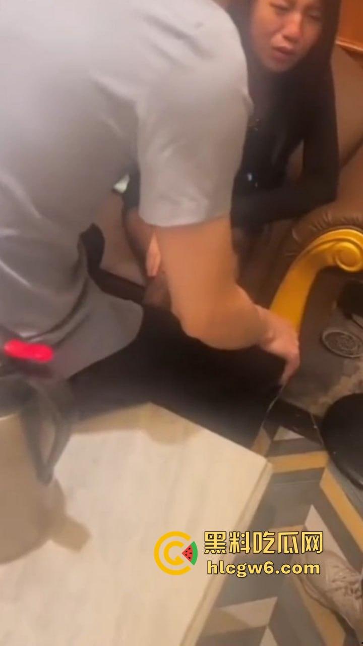 南京KTV小妹到处串台，被大哥抓个正着，不给钱还想白嫖，酒白喝了，小妹差点当场哭晕！-1