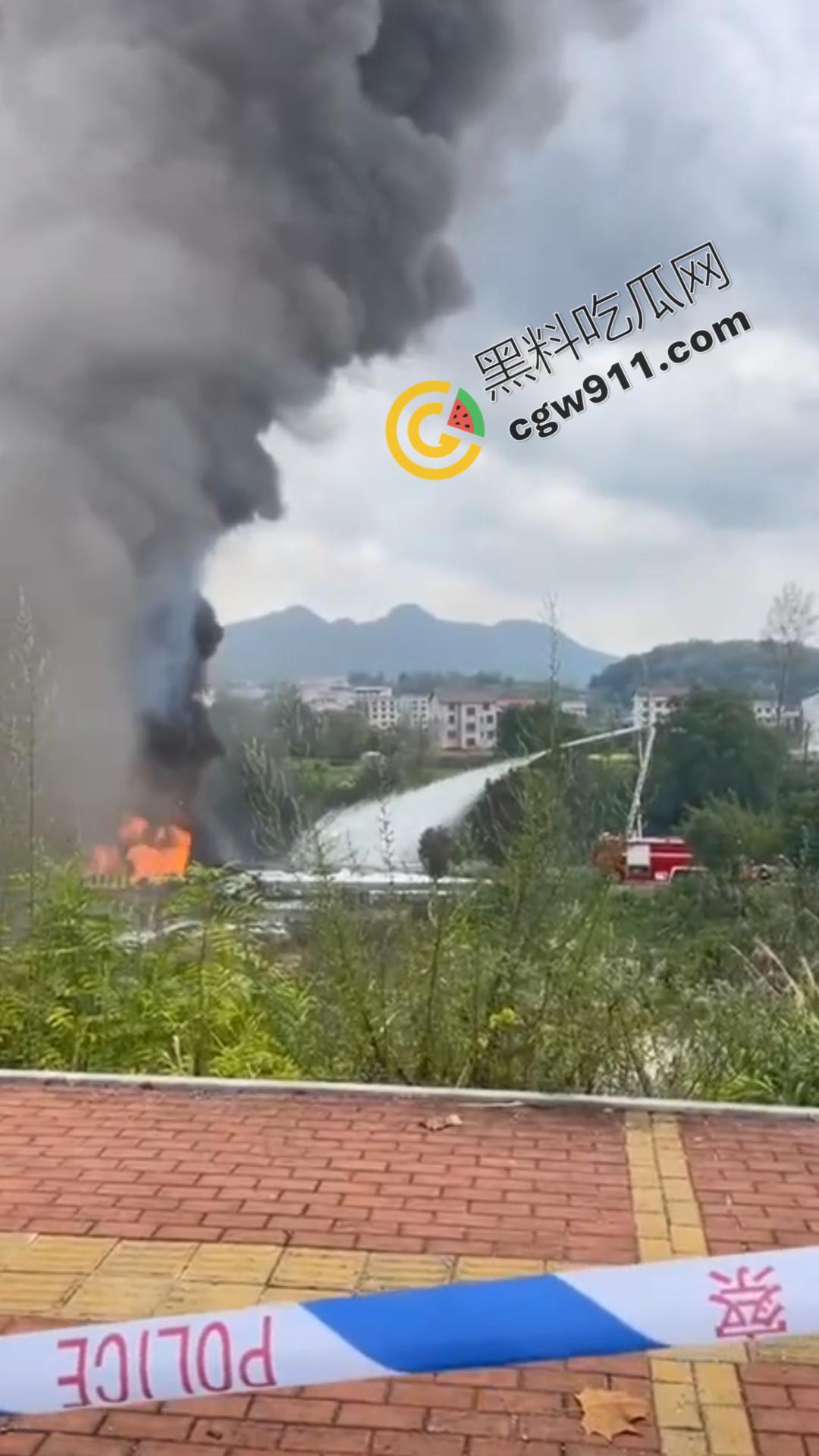 油罐车烈焰悲剧：万宝镇国道油罐车侧翻引发巨火，吞噬两生命，现场浓烟滚滚，宛如人间炼狱-7