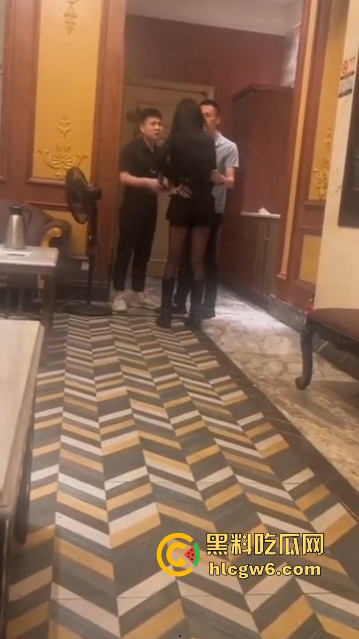 南京KTV小妹到处串台，被大哥抓个正着，不给钱还想白嫖，酒白喝了，小妹差点当场哭晕！-7