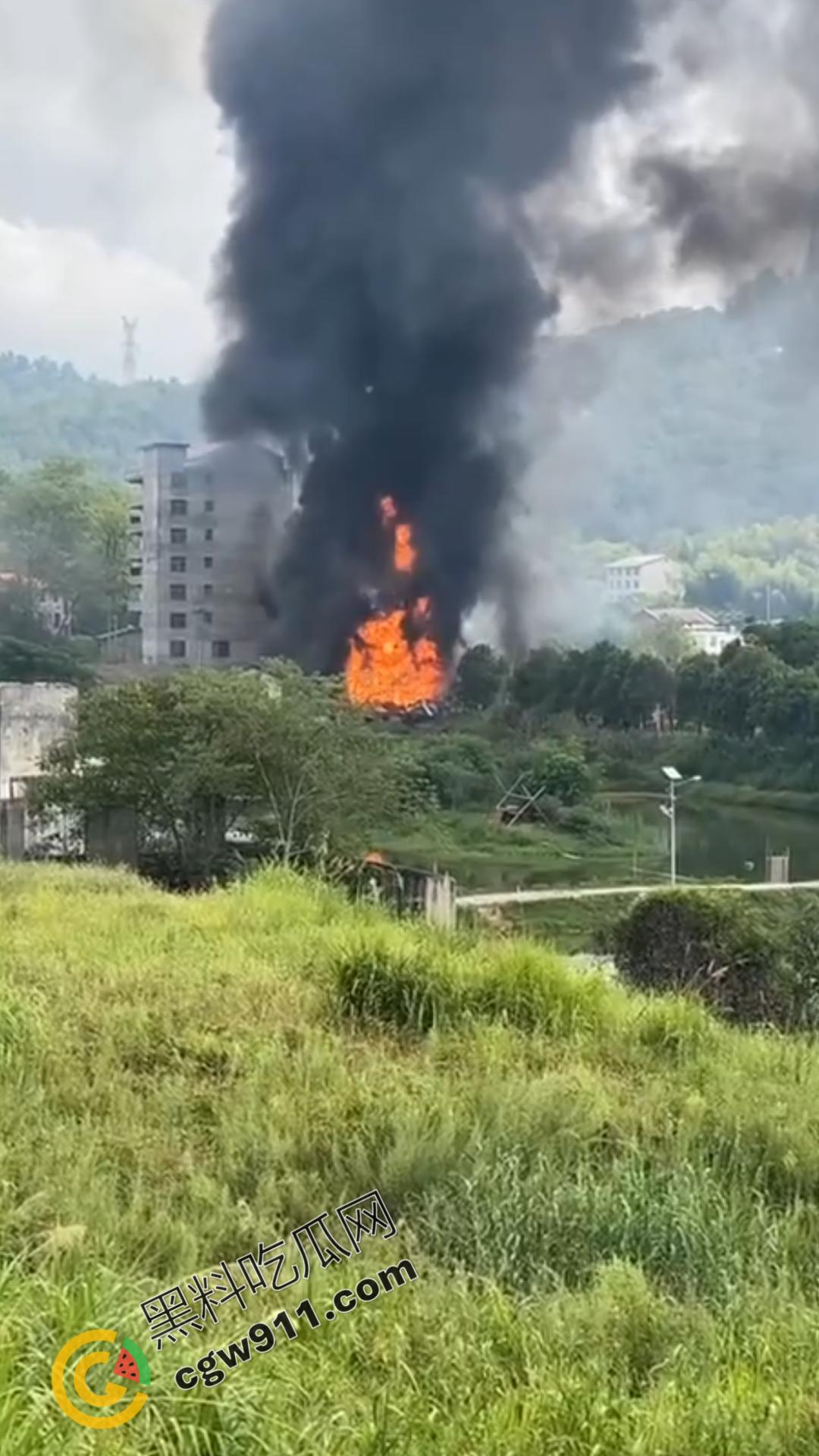 油罐车烈焰悲剧：万宝镇国道油罐车侧翻引发巨火，吞噬两生命，现场浓烟滚滚，宛如人间炼狱-11