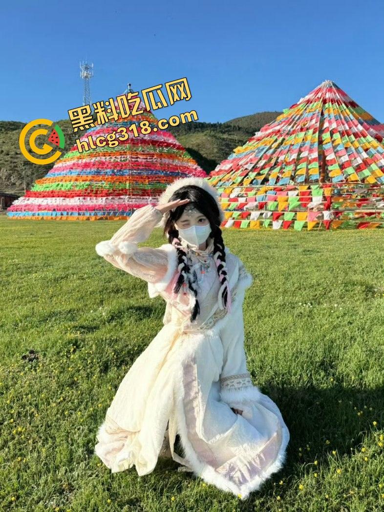 成都软萌cos『十七』短裙下藏不住贱劲，主动翻身爬上金主大肉棒，女上位骑到娇喘湿成水灾！-5