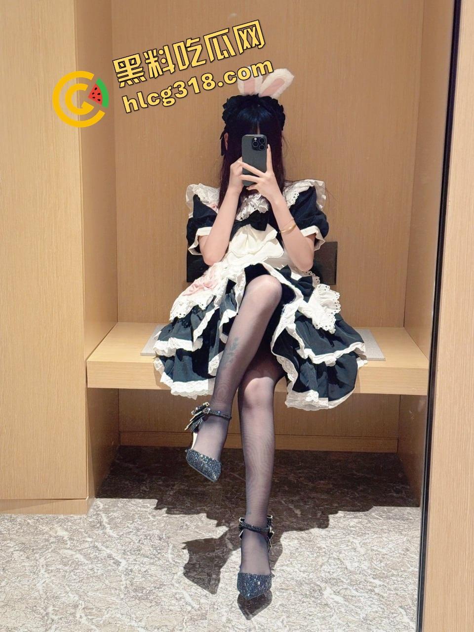 成都软萌cos『十七』短裙下藏不住贱劲，主动翻身爬上金主大肉棒，女上位骑到娇喘湿成水灾！-7