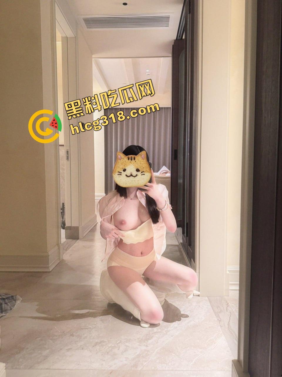 成都软萌cos『十七』短裙下藏不住贱劲，主动翻身爬上金主大肉棒，女上位骑到娇喘湿成水灾！-11