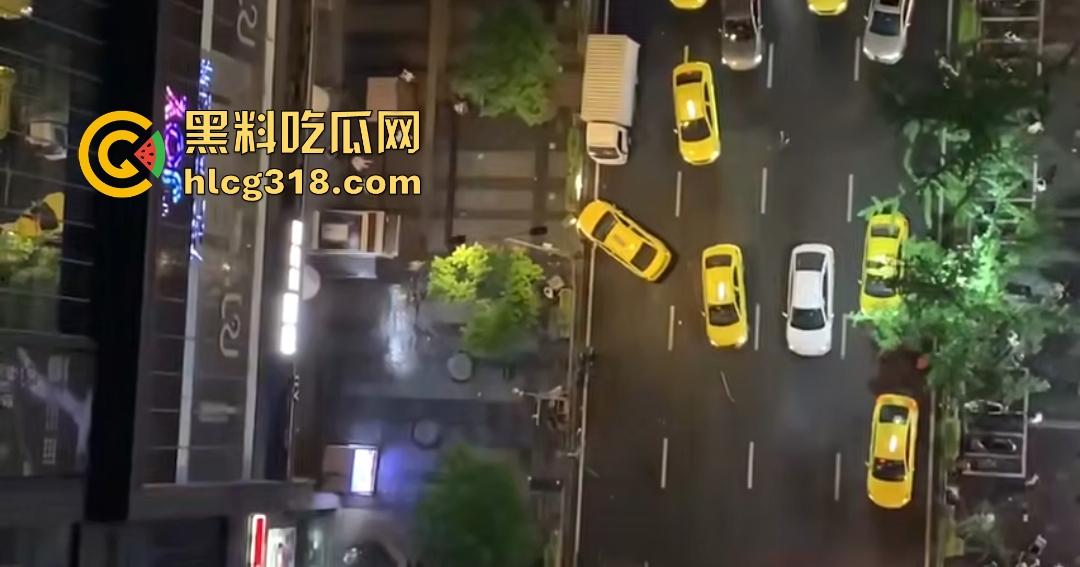 重庆九街6.21出租车撞人大乱斗，口嗨哥挑衅真实哥，力拍引擎盖天场面鸡飞狗跳！-3