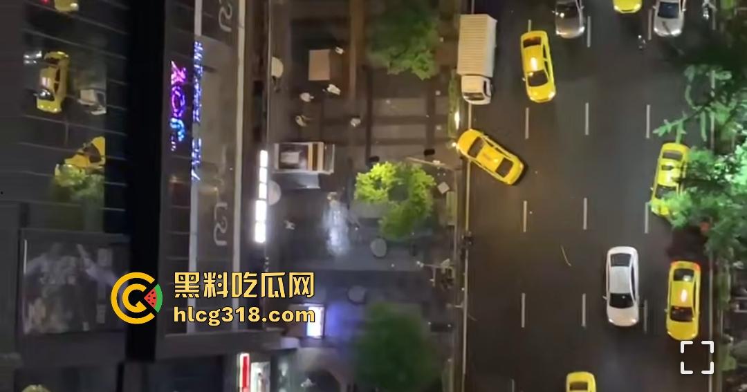 重庆九街6.21出租车撞人大乱斗，口嗨哥挑衅真实哥，力拍引擎盖天场面鸡飞狗跳！-4