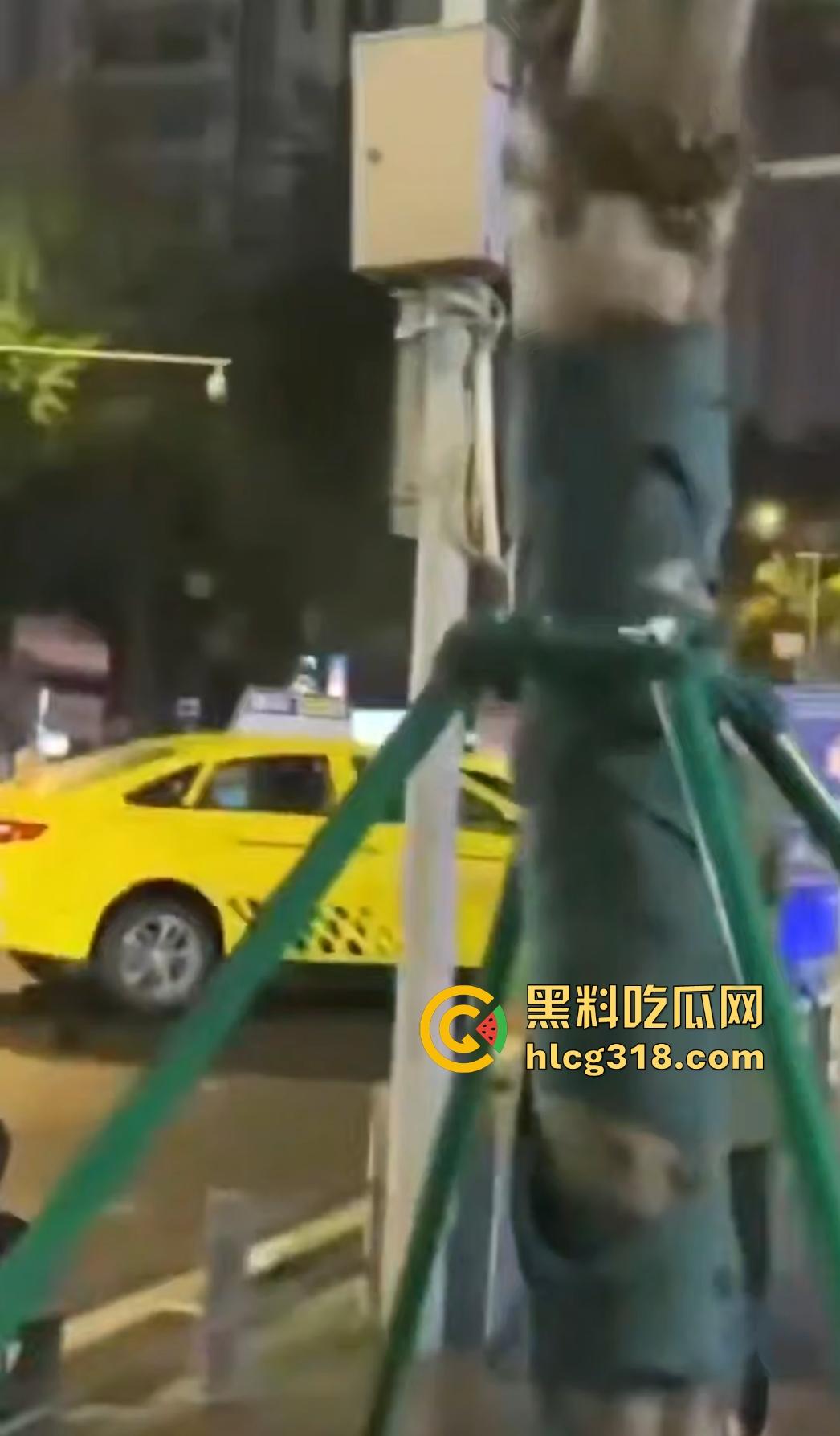 重庆九街6.21出租车撞人大乱斗，口嗨哥挑衅真实哥，力拍引擎盖天场面鸡飞狗跳！-7