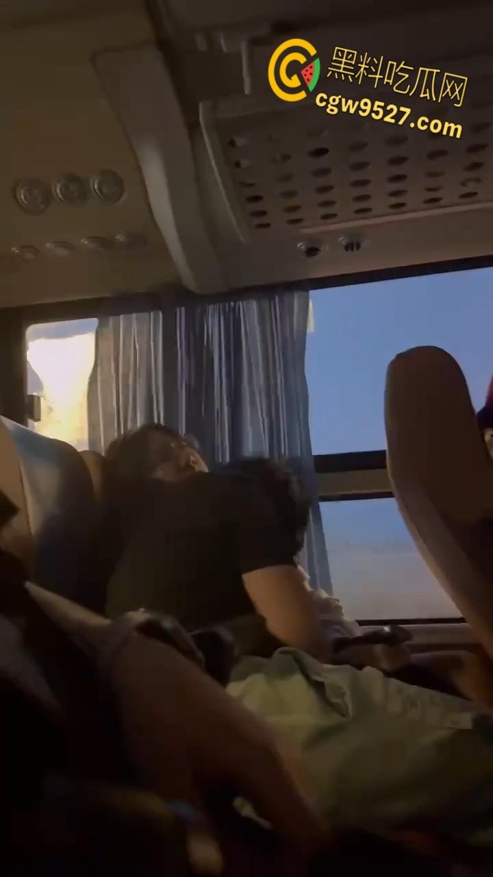 寂寞情侣公交车上也不老实，激情热吻舔奶，男友疯狂调教骚逼母狗，还没到酒店就开始躁动！-4