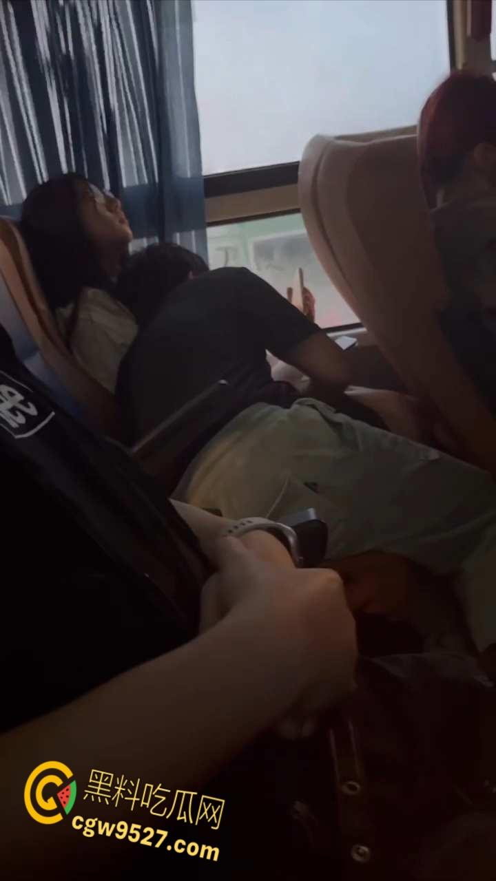 寂寞情侣公交车上也不老实，激情热吻舔奶，男友疯狂调教骚逼母狗，还没到酒店就开始躁动！-6