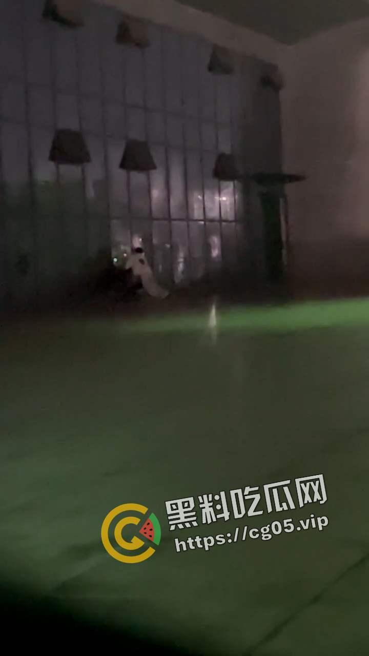 四川职业技术学院小情侣晚上在食堂门口幽会 直接干起来了 女生直接开始浪叫 被路过的同学偷拍 玩的太开了-3