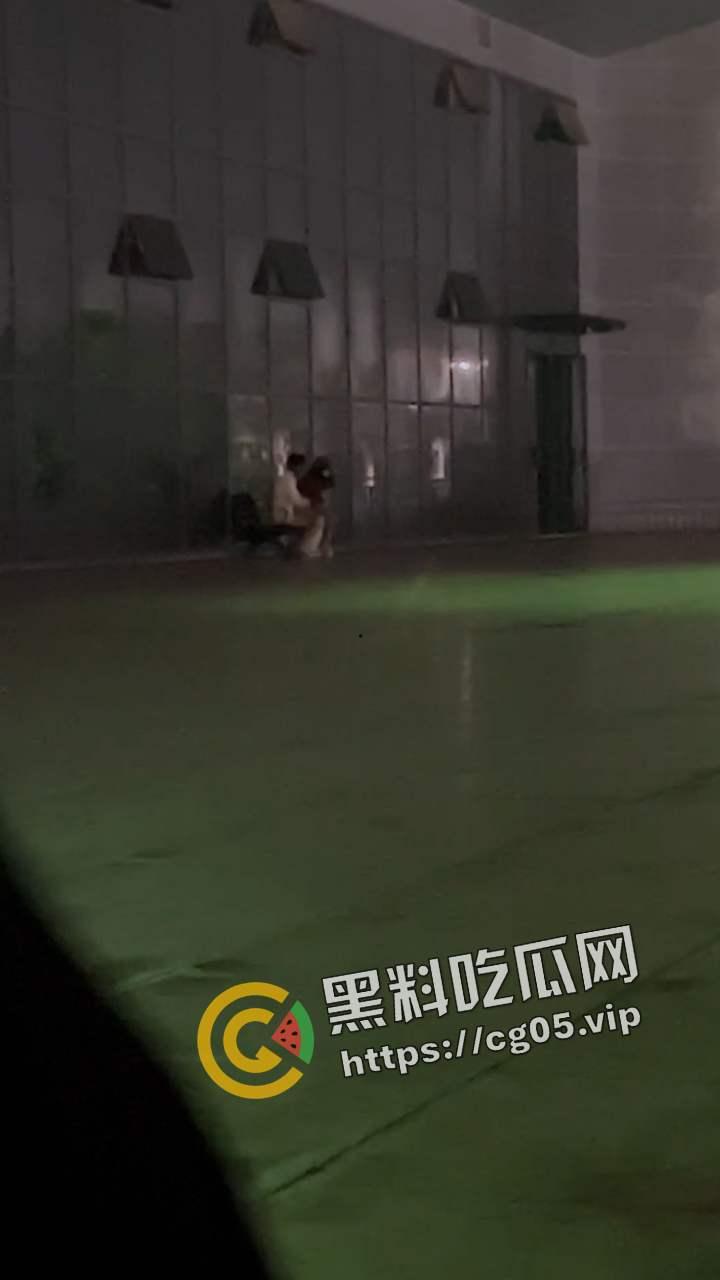 四川职业技术学院小情侣晚上在食堂门口幽会 直接干起来了 女生直接开始浪叫 被路过的同学偷拍 玩的太开了-4