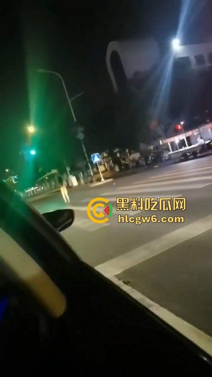 河北情侣吵架女的当街裸奔！一言不合就脱光满世界乱窜，这骚浪毛病到底是哪个惯的？-2