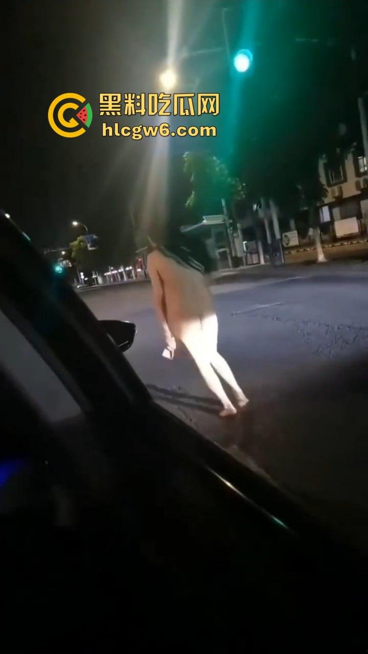 河北情侣吵架女的当街裸奔！一言不合就脱光满世界乱窜，这骚浪毛病到底是哪个惯的？-6