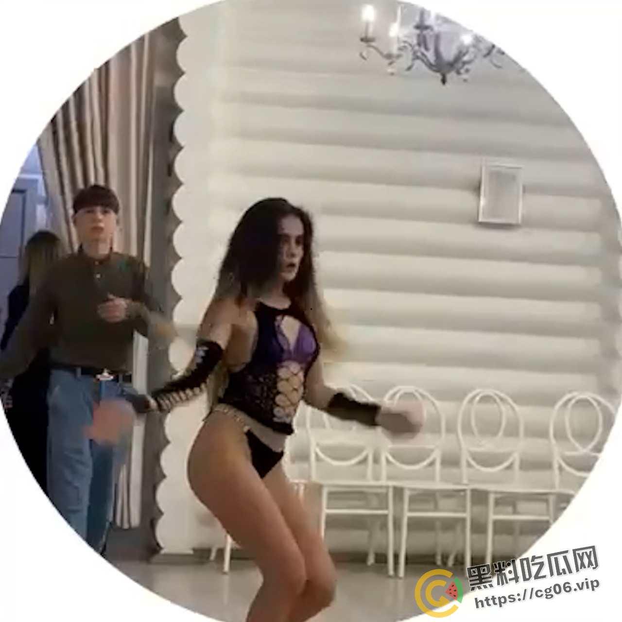 俄罗斯女孩做脱衣舞女郎 参加网红派对 场面热辣劲爆 其父母被起诉教育不当-6