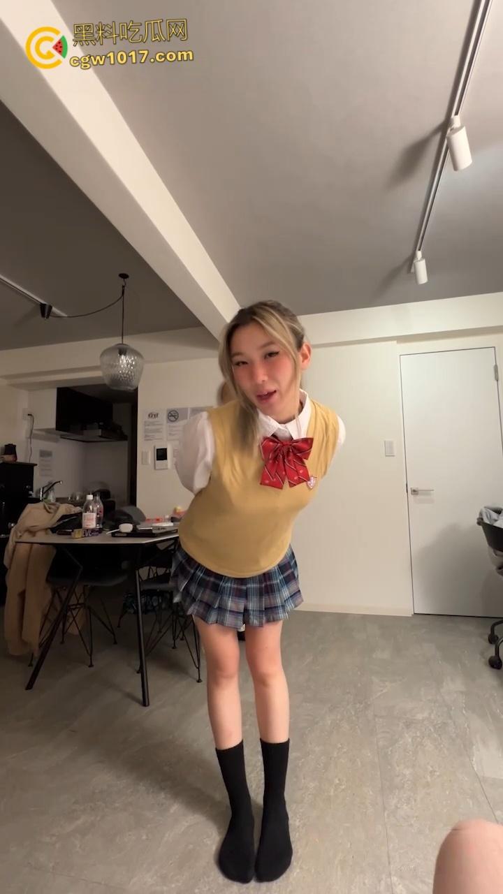 欧美高颜值网红【Lillienue】，JK制服巨乳脱衣揉奶，跪地深喉口交，飞机杯撸管榨精，闭眼享受口爆吞精！-1