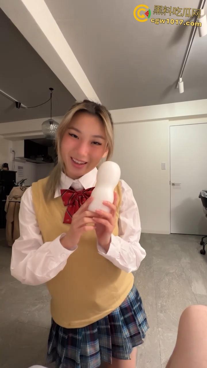 欧美高颜值网红【Lillienue】，JK制服巨乳脱衣揉奶，跪地深喉口交，飞机杯撸管榨精，闭眼享受口爆吞精！-2