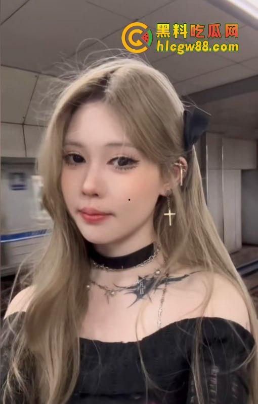 芜湖鸠江区YJ理发店楼上惊现骚操作，大哥一发火箭抖音美女博主『 鱼鱼骨』趴着掰逼自拍，窗帘都不拉！-4