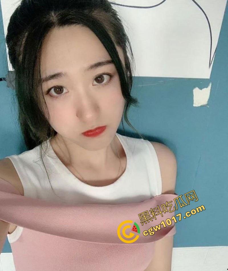 辽宁大学生【翟芷柔】丑闻曝光：清纯外表下淫乱不堪，赤裸迎合摄影师龌龊摸索，男友曝出不雅私密照，引发轩然大波！-1