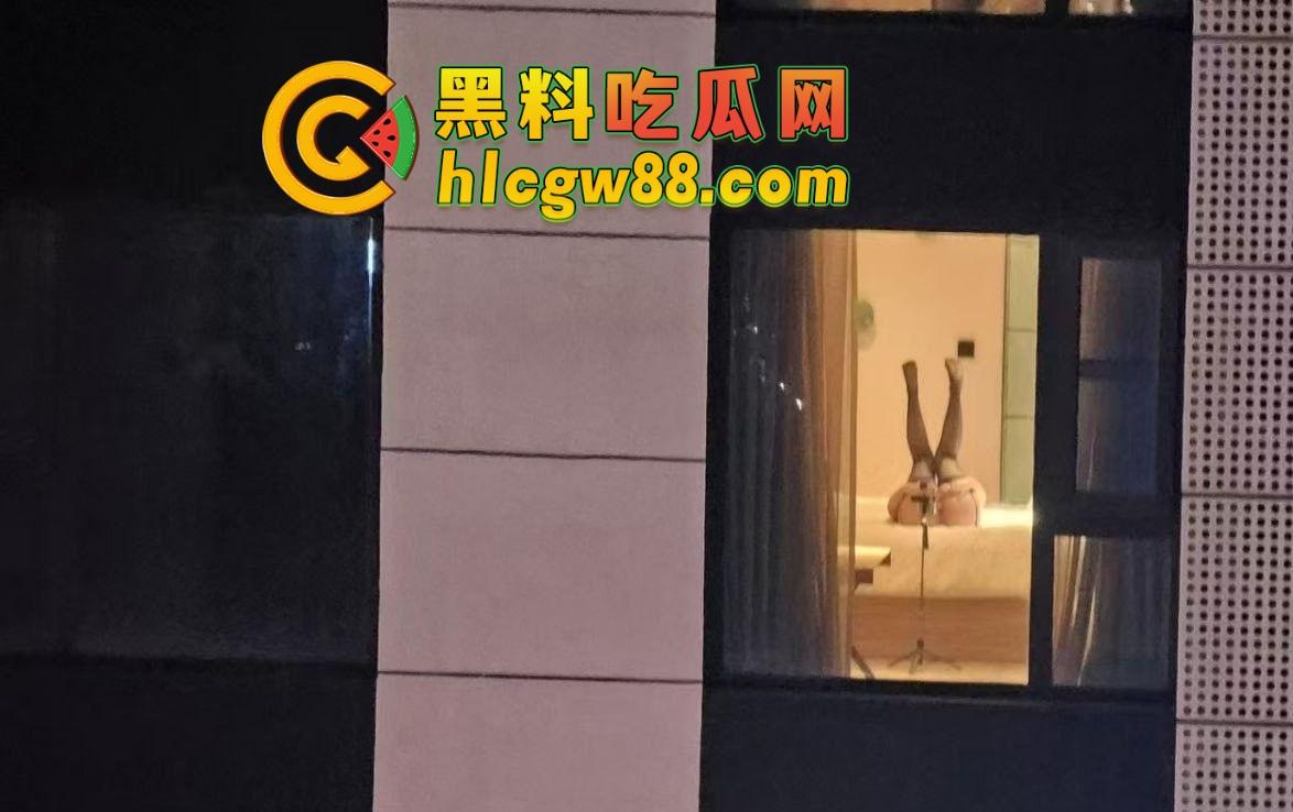 芜湖鸠江区YJ理发店楼上惊现骚操作，大哥一发火箭抖音美女博主『 鱼鱼骨』趴着掰逼自拍，窗帘都不拉！-7