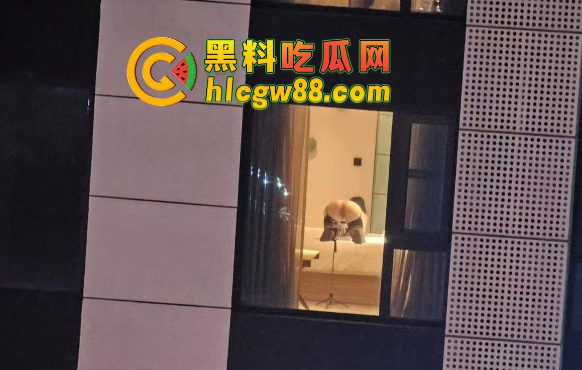 芜湖鸠江区YJ理发店楼上惊现骚操作，大哥一发火箭抖音美女博主『 鱼鱼骨』趴着掰逼自拍，窗帘都不拉！-9